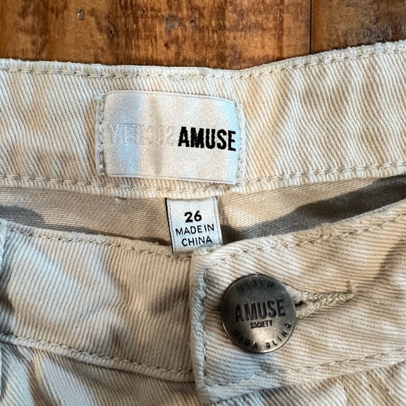 Cream shorts - Picture 2 of 3